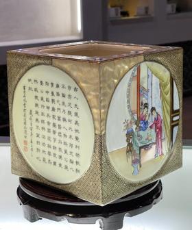 粉彩描金四面开窗人物故事镶器笔筒