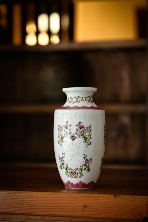 富玉  粉彩玲珑中式花瓶 蝙蝠寿桃 居家装饰摆件 商品图0