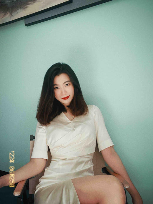 颈袖添香-连衣裙-“洛特的香槟”🔸进口醋酸面料打造，集冰雪般的光泽感于一身，宛如一杯清透冰凉的香槟，让人在适当的醉意里自由微醺❤️ JD282471T2XD 商品图13