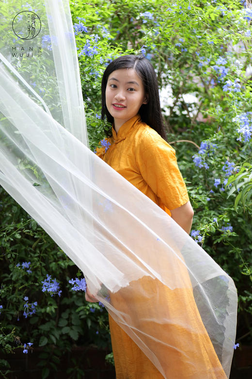 丝棉插肩袖金黄旗袍 商品图3