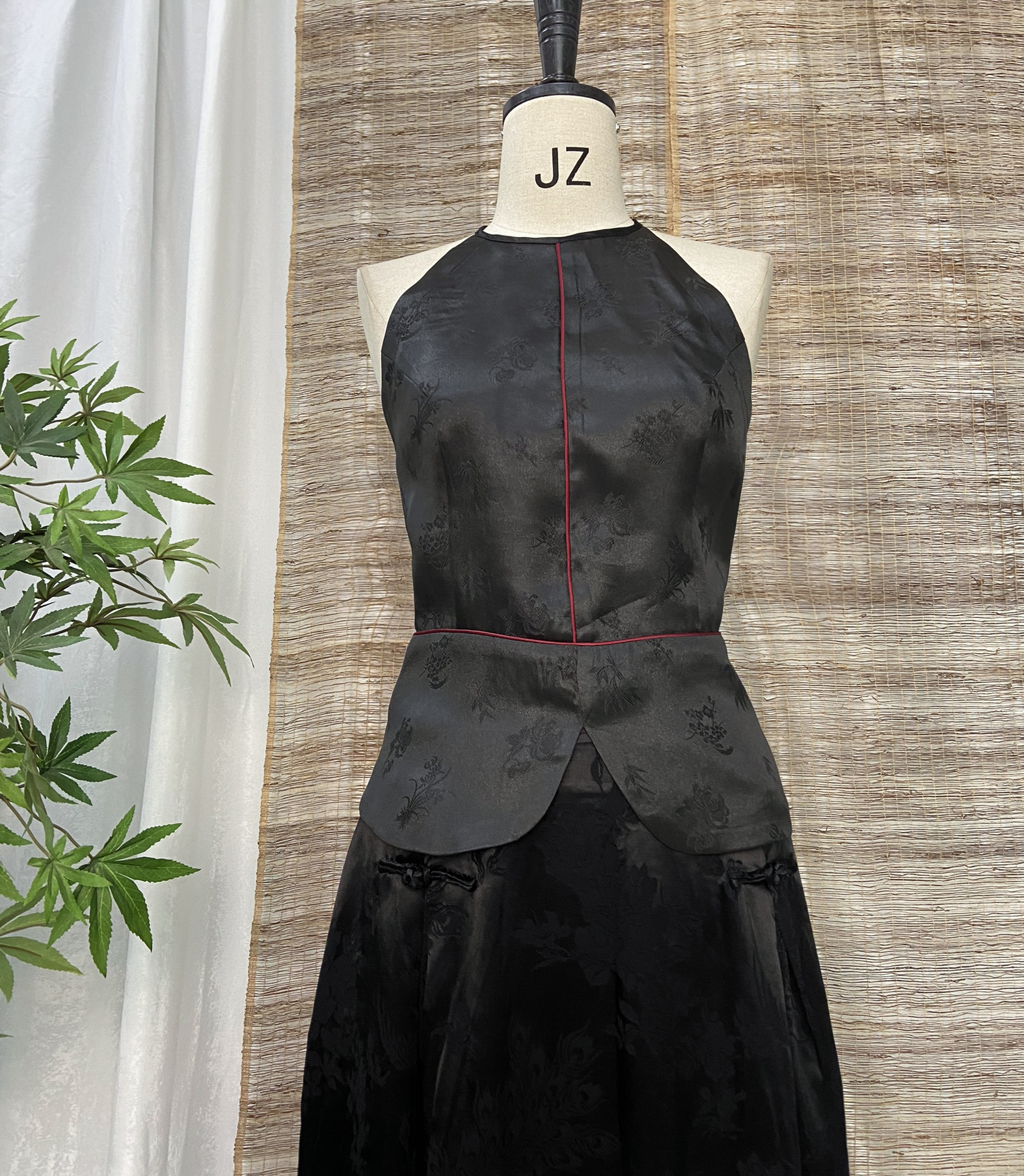 X250353 修身素绉缎印花香云纱背心吊带