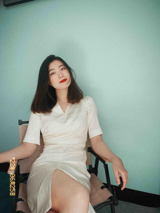 颈袖添香-连衣裙-“洛特的香槟”🔸进口醋酸面料打造，集冰雪般的光泽感于一身，宛如一杯清透冰凉的香槟，让人在适当的醉意里自由微醺❤️ JD282471T2XD 商品图9