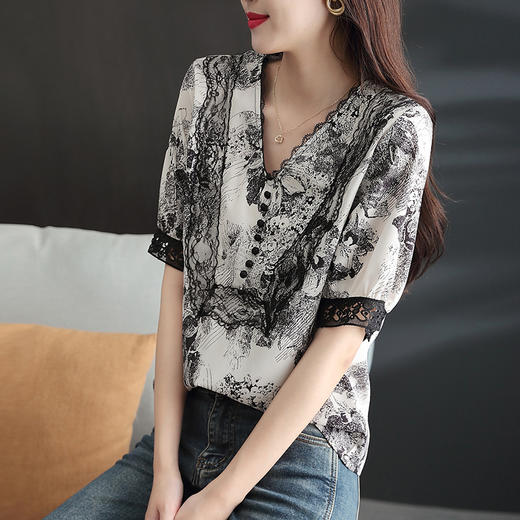 法式小众衬衫女2022新款夏季设计感水墨印花蕾丝v领别致半袖上衣 YX2082 商品图2