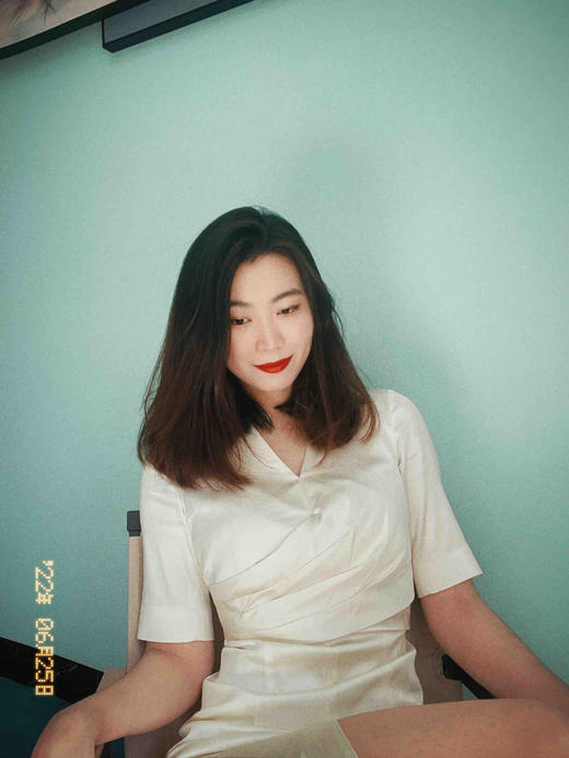 颈袖添香-连衣裙-“洛特的香槟”🔸进口醋酸面料打造，集冰雪般的光泽感于一身，宛如一杯清透冰凉的香槟，让人在适当的醉意里自由微醺❤️ JD282471T2XD 商品图12