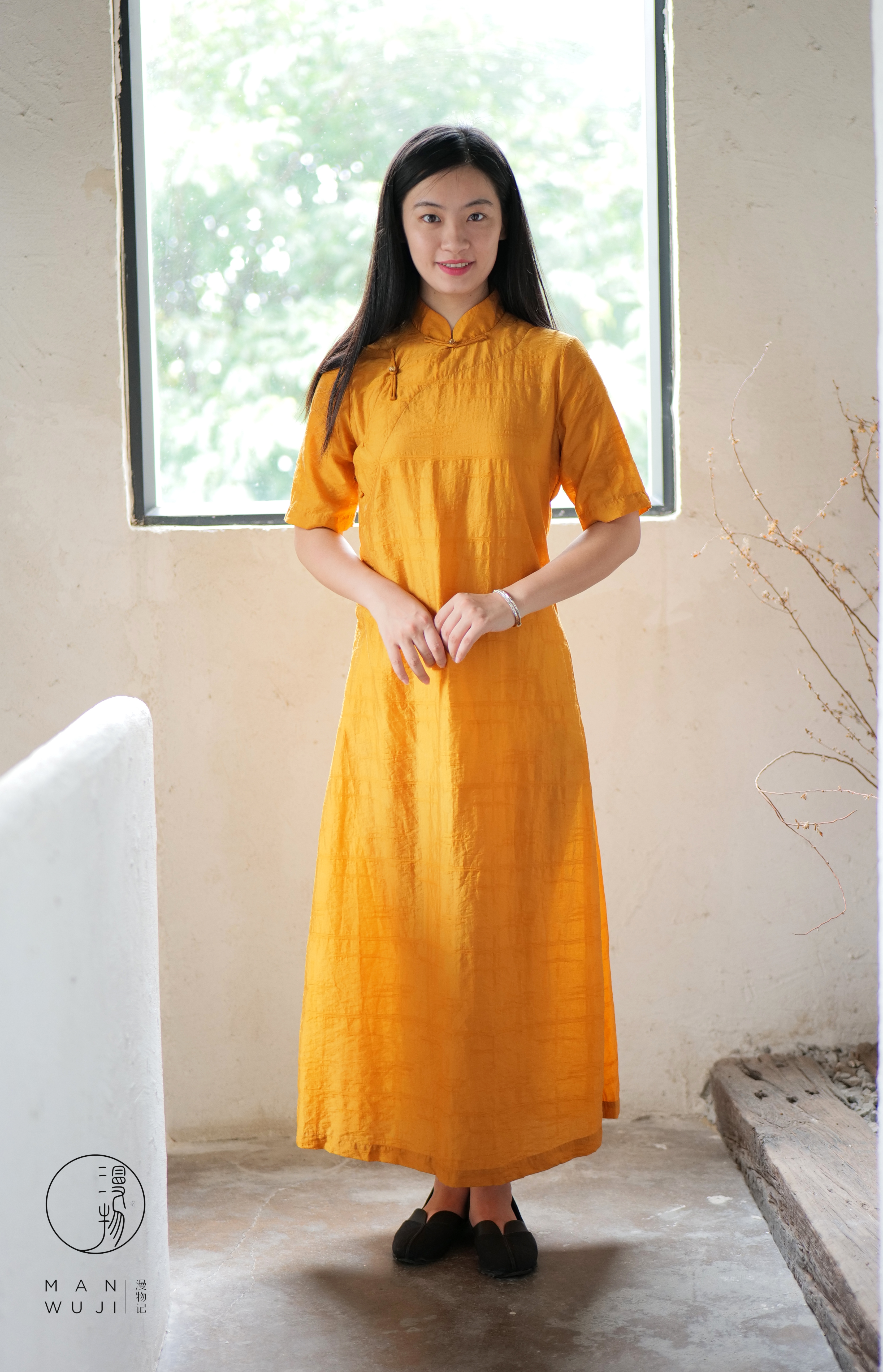 丝棉插肩袖金黄旗袍