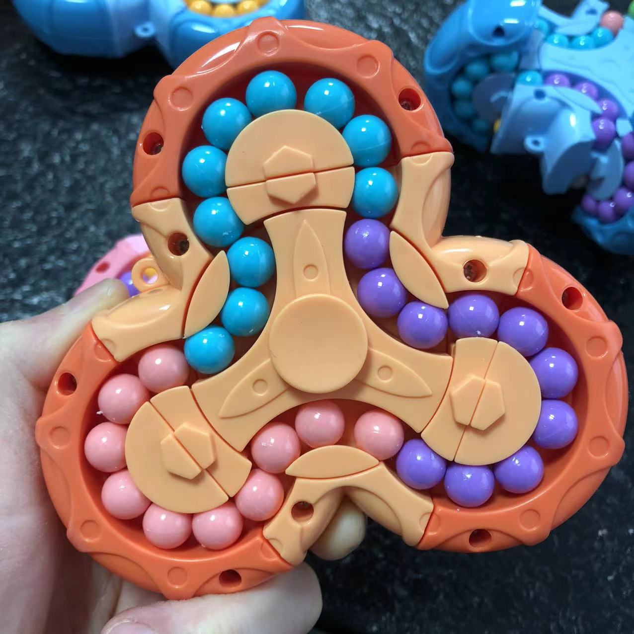 跨境新款创意减压三角陀螺魔方六面旋转魔豆儿童指尖解压魔方玩具