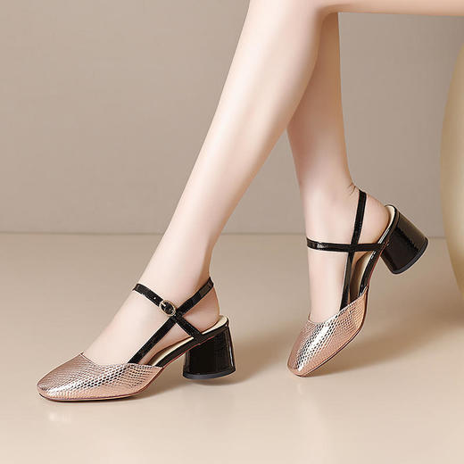 夏季新款凉鞋女粗跟方头中跟一字带拼色高跟鞋漆皮罗马女鞋 CV9015 商品图1