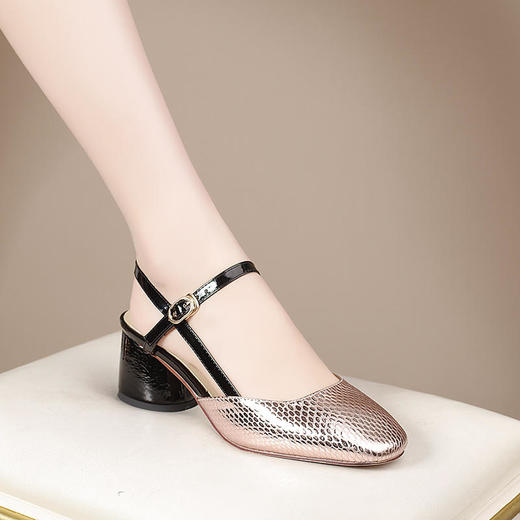 夏季新款凉鞋女粗跟方头中跟一字带拼色高跟鞋漆皮罗马女鞋 CV9015 商品图3
