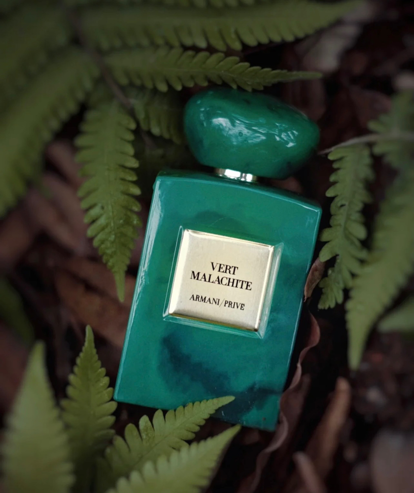 价值2100+ 阿玛尼 Armani高定私藏系列之——绿色孔雀石
香水做的如此之贵，喷出来不是木质香调，是金钱的味道，难以形容她的美，光是看瓶身就已经陶醉