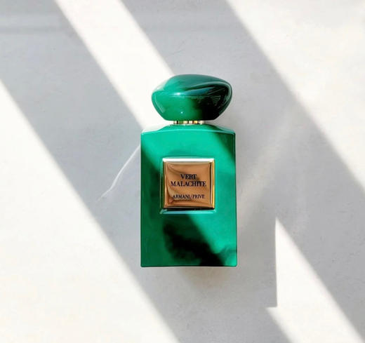 价值2100+ 阿玛尼 Armani高定私藏系列之——绿色孔雀石
香水做的如此之贵，喷出来不是木质香调，是金钱的味道，难以形容她的美，光是看瓶身就已经陶醉 商品图4