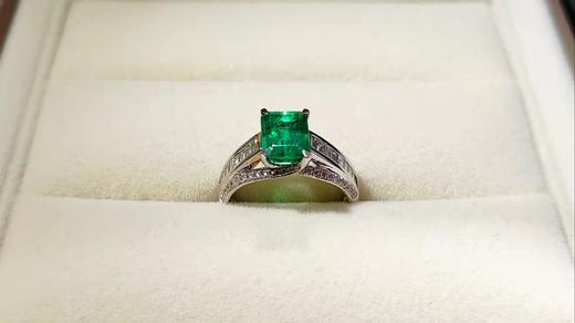 1.78克拉钻群镶vivid green祖母绿戒指 商品图3