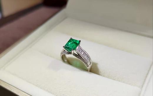 1.78克拉钻群镶vivid green祖母绿戒指 商品图0