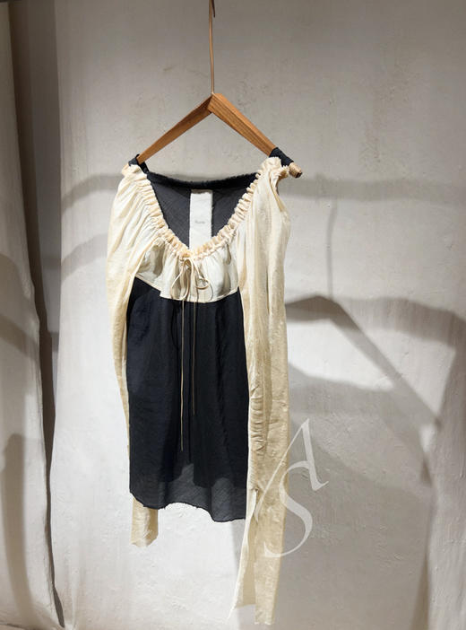 Phaedo  朱粉/黑拼浅金拼色抽褶领系带上衣 商品图2