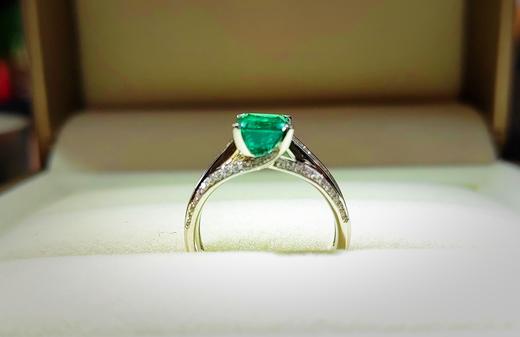 1.78克拉钻群镶vivid green祖母绿戒指 商品图6