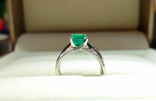 1.78克拉钻群镶vivid green祖母绿戒指 商品图4