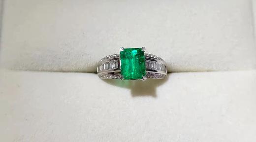 1.78克拉钻群镶vivid green祖母绿戒指 商品图1