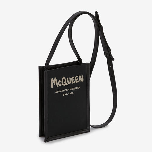 ALEXANDER MCQUEEN 亚历山大.麦昆 男士小牛皮 Graffiti Edge 印花迷你斜挎单肩包 黑色 668592 1AAEZ 1073 商品图1