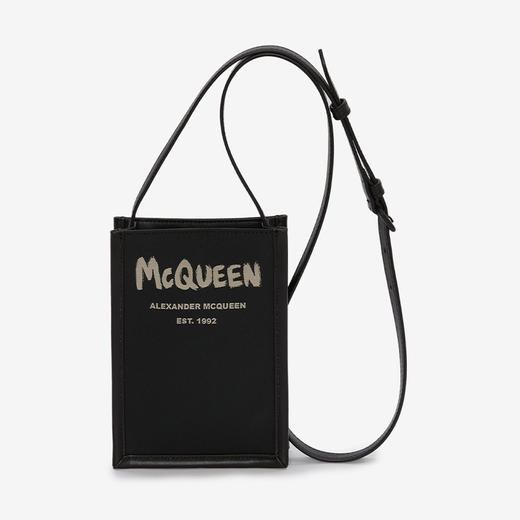 ALEXANDER MCQUEEN 亚历山大.麦昆 男士小牛皮 Graffiti Edge 印花迷你斜挎单肩包 黑色 668592 1AAEZ 1073 商品图0