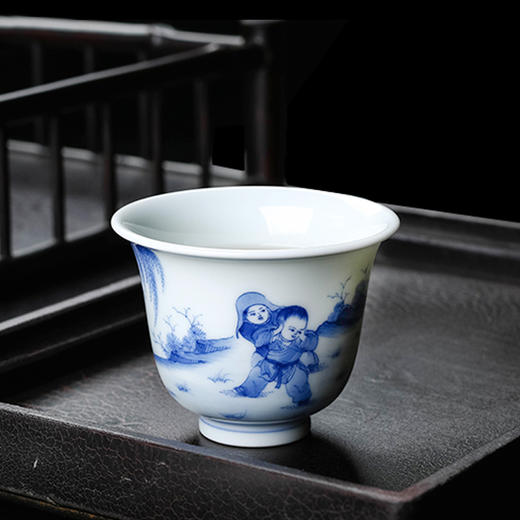 青花婴戏人物钟式杯 商品图2