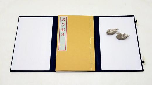 重点推荐：《匋誃题跋》，顾廷龙先生著，红印线装本，一函一册，27*15*1cm，特制手工连史纸刷印，沈树华大师亲刻），上海图书馆辑，艺古斋2019年刊行。原价980，售价348元。仅30册。

顾廷龙 商品图1