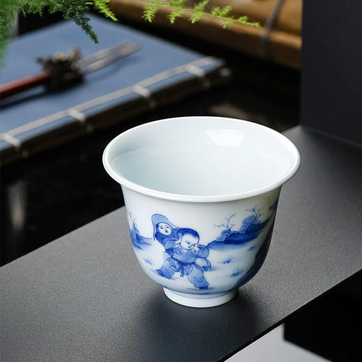 青花婴戏人物钟式杯 商品图1