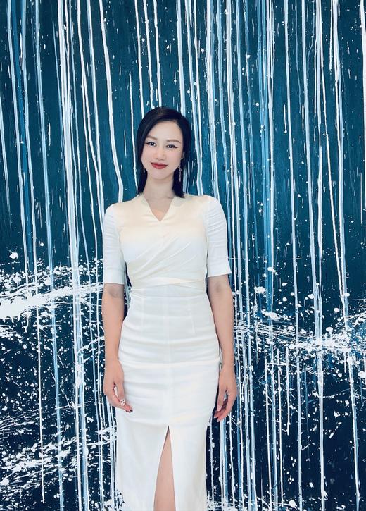 颈袖添香-连衣裙-“洛特的香槟”🔸进口醋酸面料打造，集冰雪般的光泽感于一身，宛如一杯清透冰凉的香槟，让人在适当的醉意里自由微醺❤️ JD282471T2XD 商品图3