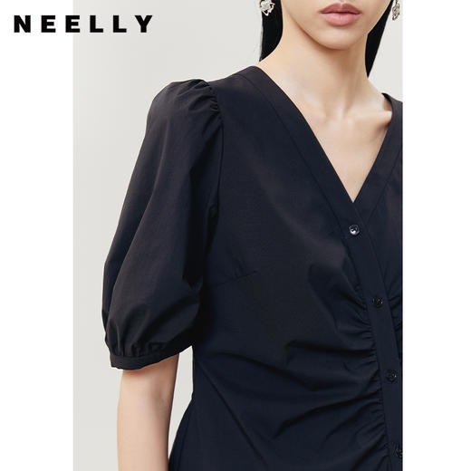 NEELLY纳俪商场同款气质V领连衣裙女褶皱收腰设计显瘦泡泡袖A字裙 商品图3