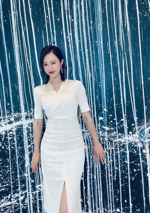 颈袖添香-连衣裙-“洛特的香槟”🔸进口醋酸面料打造，集冰雪般的光泽感于一身，宛如一杯清透冰凉的香槟，让人在适当的醉意里自由微醺❤️ JD282471T2XD 商品图7