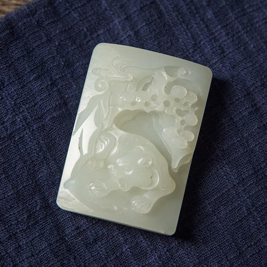 和田玉籽料雕虎啸山林牌 商品图2