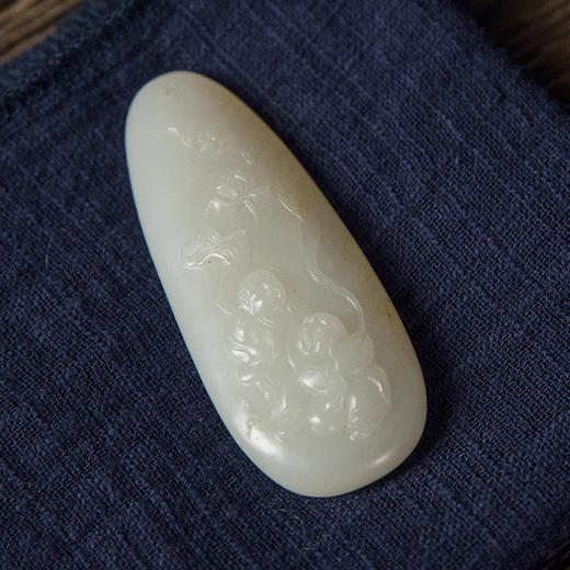 和田玉籽料雕人物挂饰 商品图3