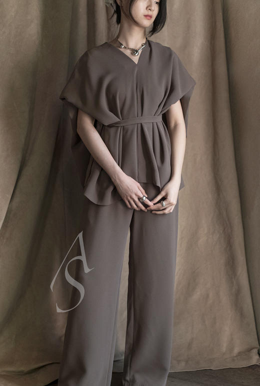 Mark Kenly Domino Tan   冷灰色/黑色BESS V领无袖宽松系带上衣 商品图1