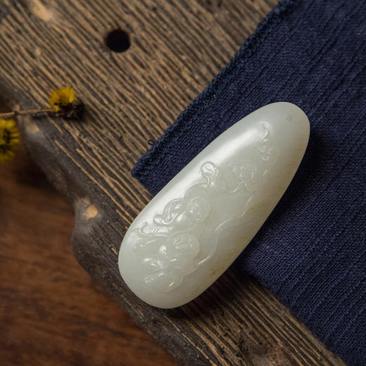 和田玉籽料雕人物挂饰 商品图1