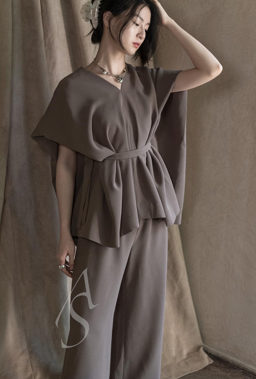 Mark Kenly Domino Tan   冷灰色/黑色BESS V领无袖宽松系带上衣 商品图3