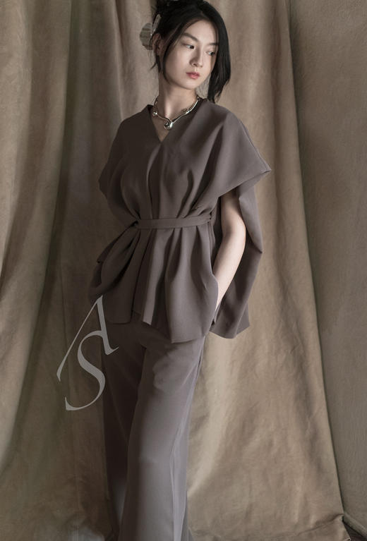 Mark Kenly Domino Tan   冷灰色/黑色BESS V领无袖宽松系带上衣 商品图0