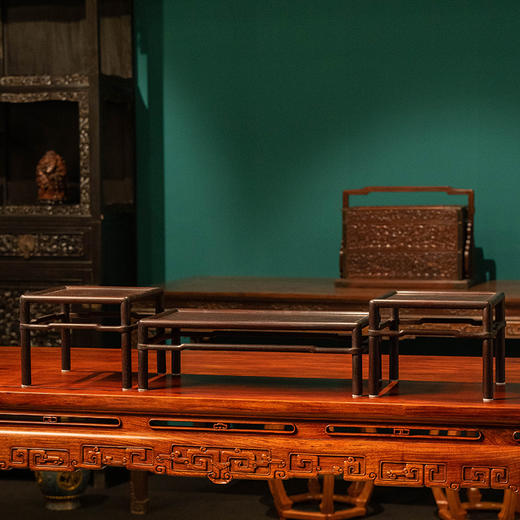 紫檀圆包圆罗锅枨案上几摆件一组（一组三件） 商品图4