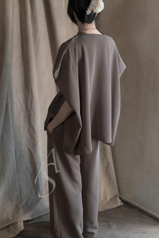 Mark Kenly Domino Tan   冷灰色/黑色BESS V领无袖宽松系带上衣 商品图2