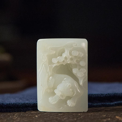 和田玉籽料雕虎啸山林牌 商品图0