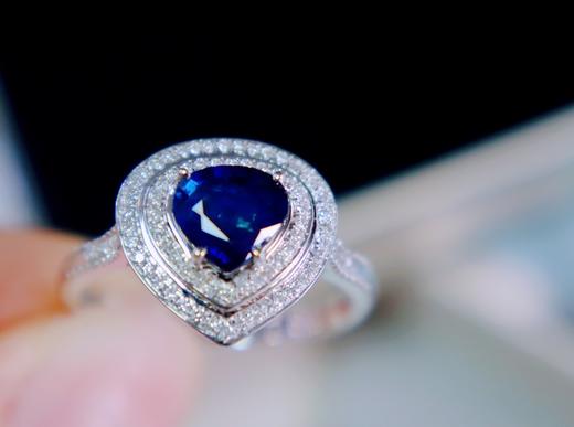 【蓝宝石戒指💍】 特惠价💰：6480🉐️不议价！  蓝宝石戒指💍 18k金镶嵌钻石💎 主石：1.2克拉 钻石💎：75颗 总重：2.56克  颜色浓郁！晶体通透干净！性价比高！带证书📄 商品图0