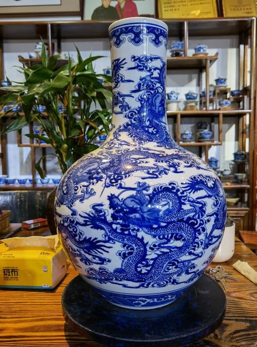 釉下彩青花九龙天球瓶 商品图0