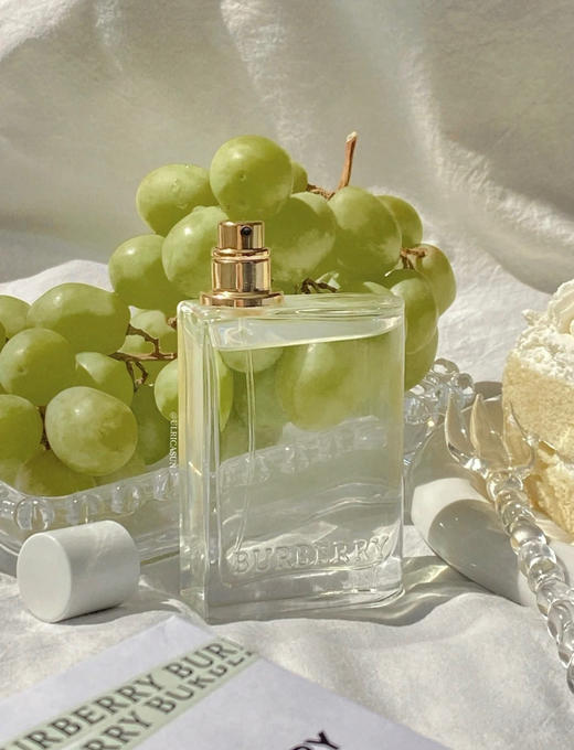 价值1500+，免税柜台tester  BURBERRY ‮漾果‬女士‮香淡‬水！！！
这个‮青小‬梨，真‮太的‬好闻了～
极简‮的风‬淡绿色瓶身，高级感十足，出门‮一前‬喷！一整天‮是都‬花果香！ 商品图3