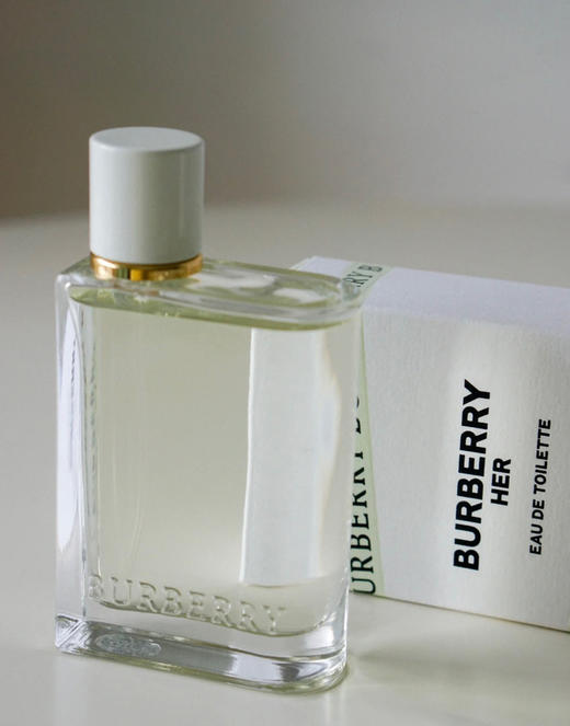 价值1500+，免税柜台tester  BURBERRY ‮漾果‬女士‮香淡‬水！！！
这个‮青小‬梨，真‮太的‬好闻了～
极简‮的风‬淡绿色瓶身，高级感十足，出门‮一前‬喷！一整天‮是都‬花果香！ 商品图9