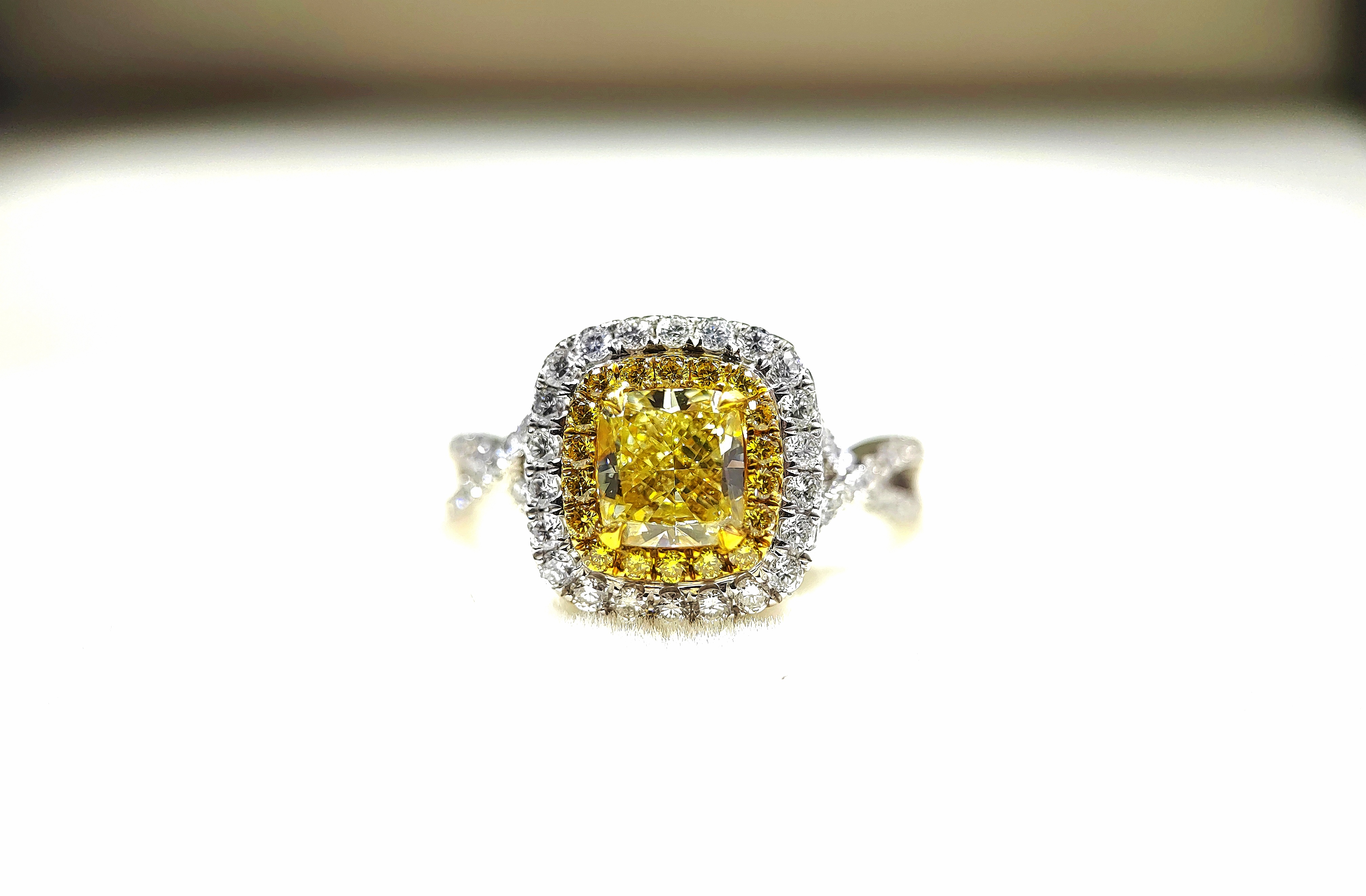 一克拉黄钻（GIA证书）枕型经典款戒指