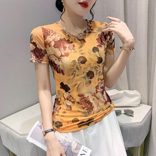 KQL 141T1113  2022夏新款洋气花朵印花网纱修身显瘦打底衫女圆领短袖T恤 商品图3