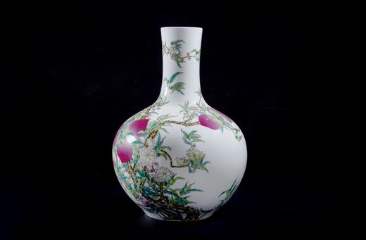 《粉彩九桃天球瓶》 商品图0