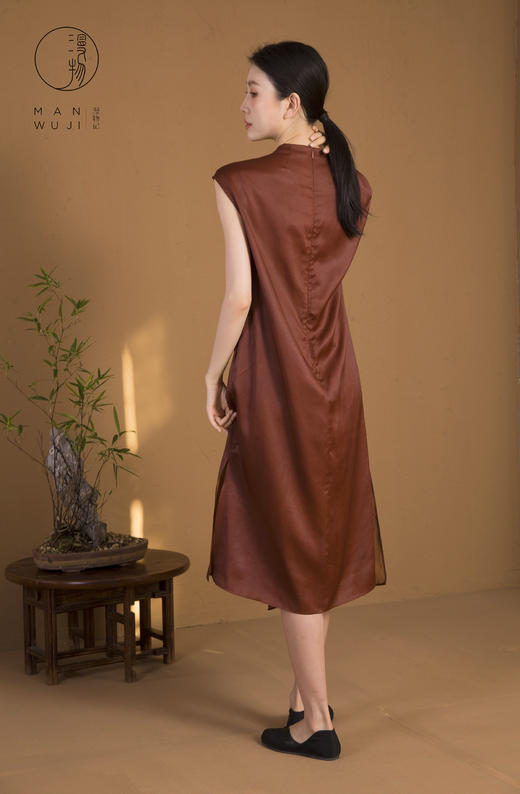 漫物记弹力缎红莨绸前褶圆领连衣裙XYS-049 商品图3