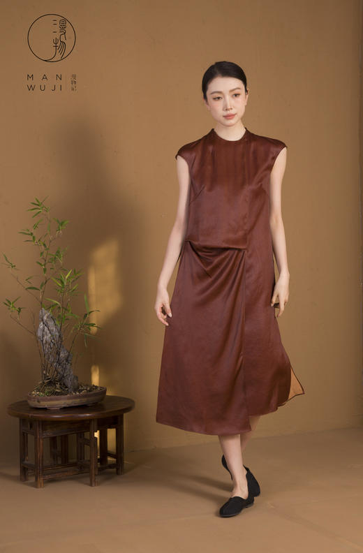 漫物记弹力缎红莨绸前褶圆领连衣裙XYS-049 商品图2