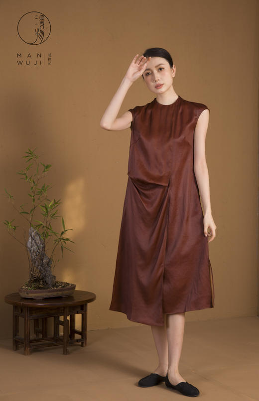 漫物记弹力缎红莨绸前褶圆领连衣裙XYS-049 商品图0