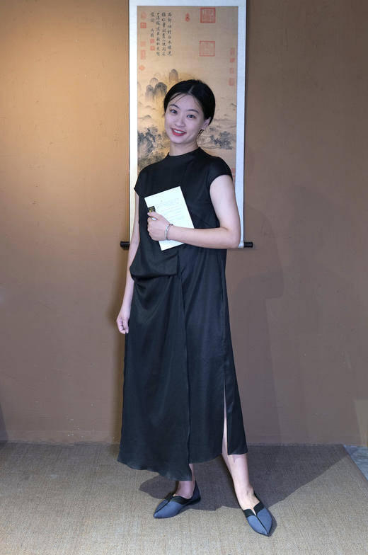 漫物记弹力缎红莨绸前褶圆领连衣裙XYS-049 商品图6