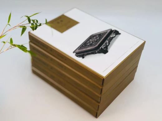 《故宫博物院藏器座》，故宫博物院编，16开精装带函套，共五册，北京雅昌精印，故宫出版社2016年8月初版。定价1900，售价748元。
 
在故宫博物院丰富的藏品序列中，器座一直以文物附件的形式存在。 商品图2