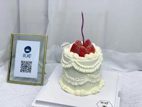 纯白复古裱花草莓小蛋糕